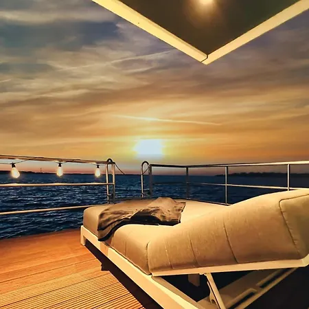 Floatinghouse Mein Lieblingsboot 펜션 리브니츠 담가르텐